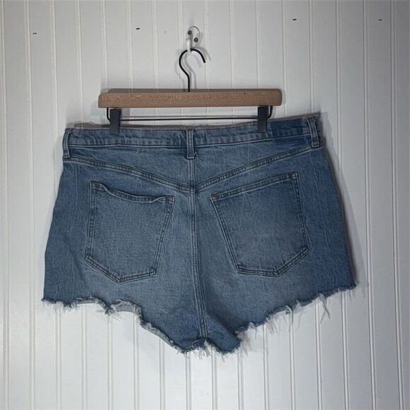 Abercrombie & Fitch Curve Love High Rise Mom Shorts Distressed Frayed Hem Denim - Picture 2 of 6